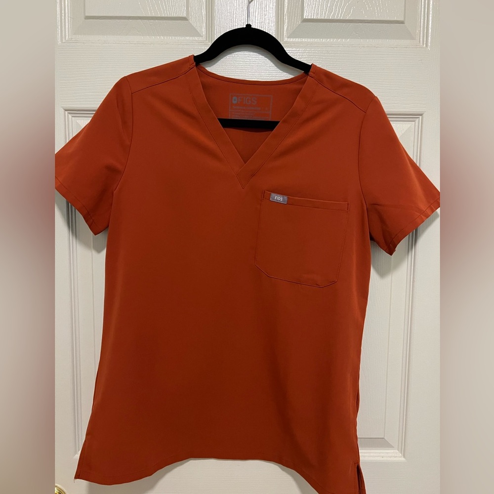 Figs scrub top - Catarina one pocket in Auburn. Size small
